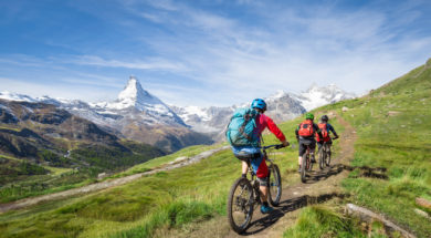 Mit dem Mountainbike vorbei am Matterhorn in den Schweizer Alpen, Kanton Wallis, Schweiz