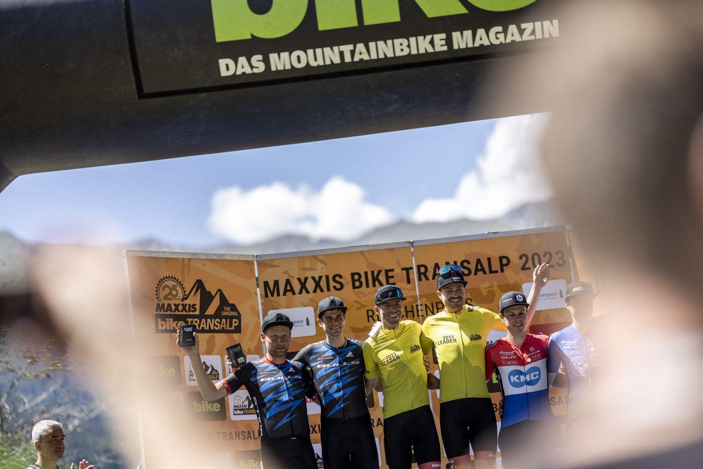 MAXXIS BIKE Transalp – Etappe 1: Pure HUMANPWR in Gelb!