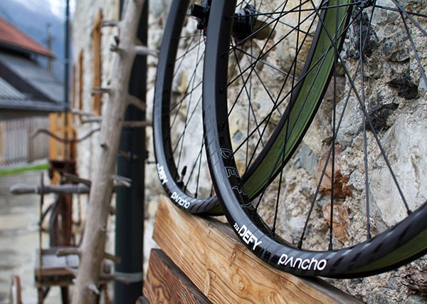 NEUE ENDURO CARBON WAFFE