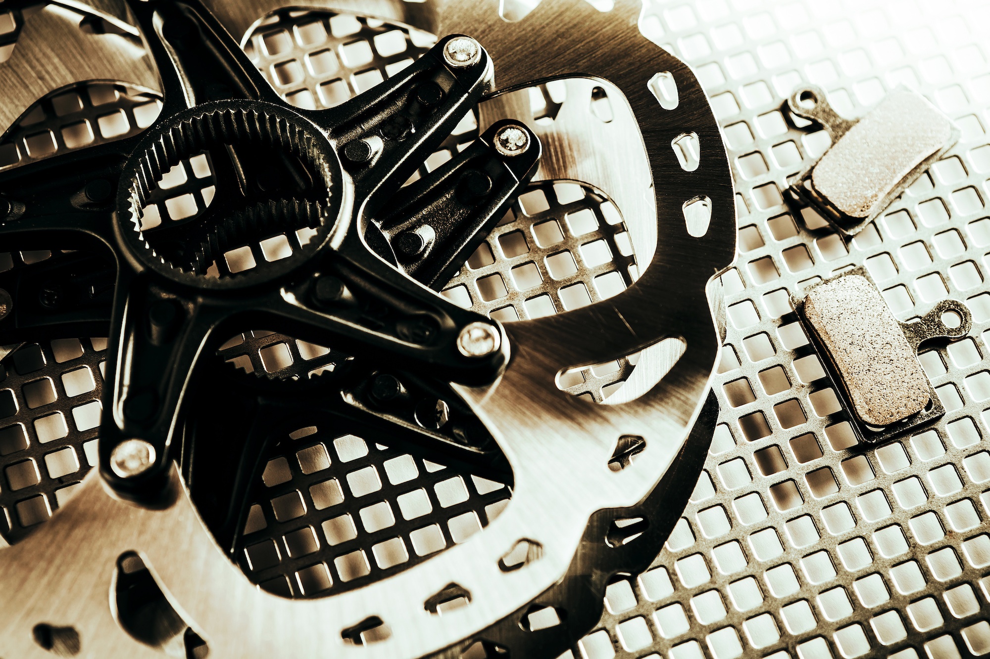 **SERVICE GUIDE// Was tun bei quietschenden Scheibenbremsen?