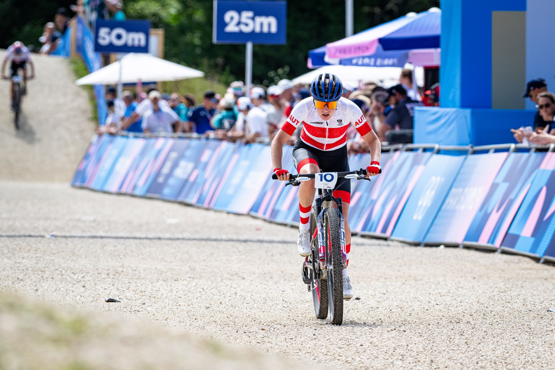 Olympische Spiele 2024 in Paris: Laura Stigger kämpft lange um Medaillen bei fränzösischer Mountainbike-Show mit